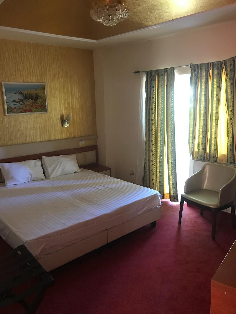 Kosher Hotel Lev Or Бухарест Экстерьер фото