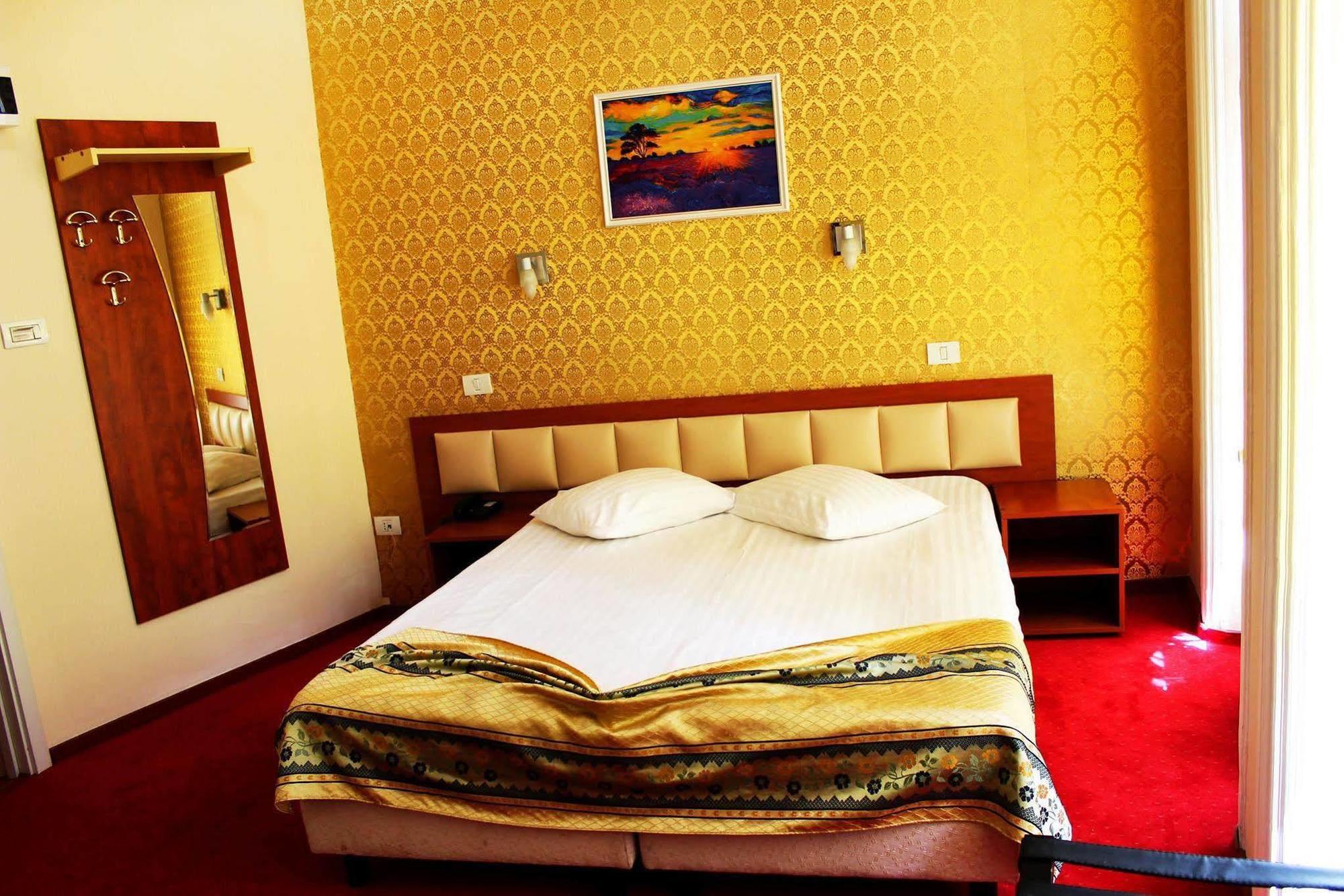 Kosher Hotel Lev Or Бухарест Экстерьер фото