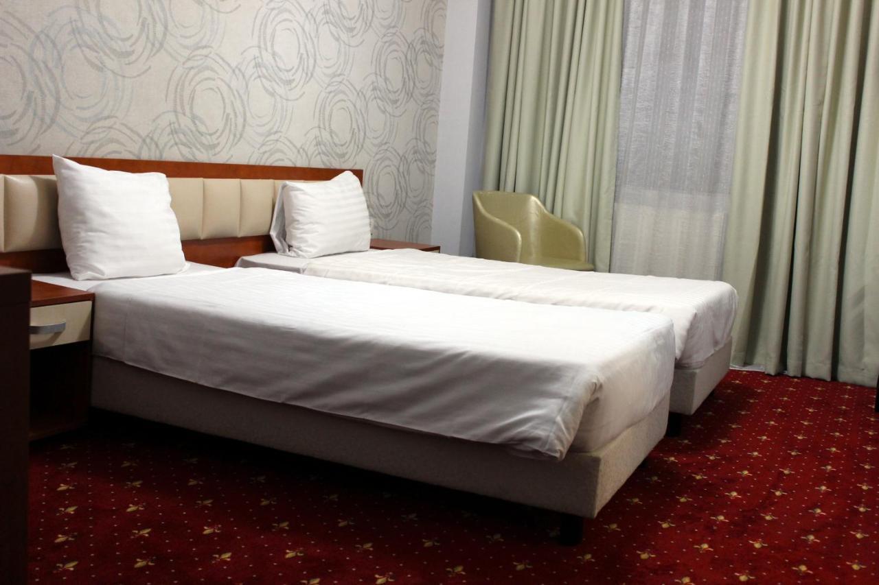 Kosher Hotel Lev Or Бухарест Экстерьер фото