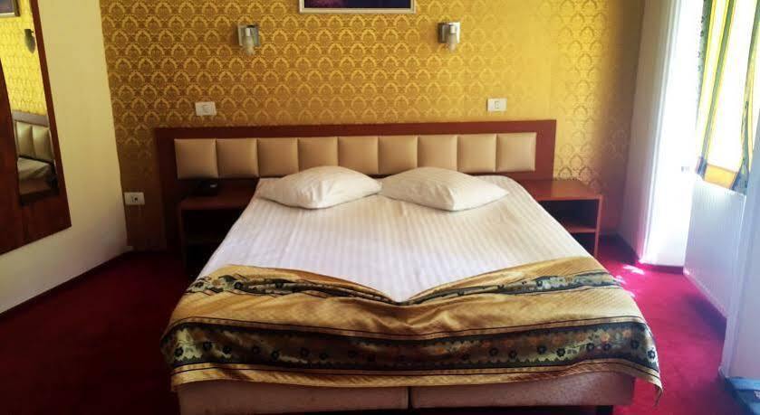 Kosher Hotel Lev Or Бухарест Экстерьер фото