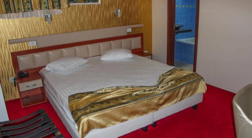Kosher Hotel Lev Or Бухарест Экстерьер фото